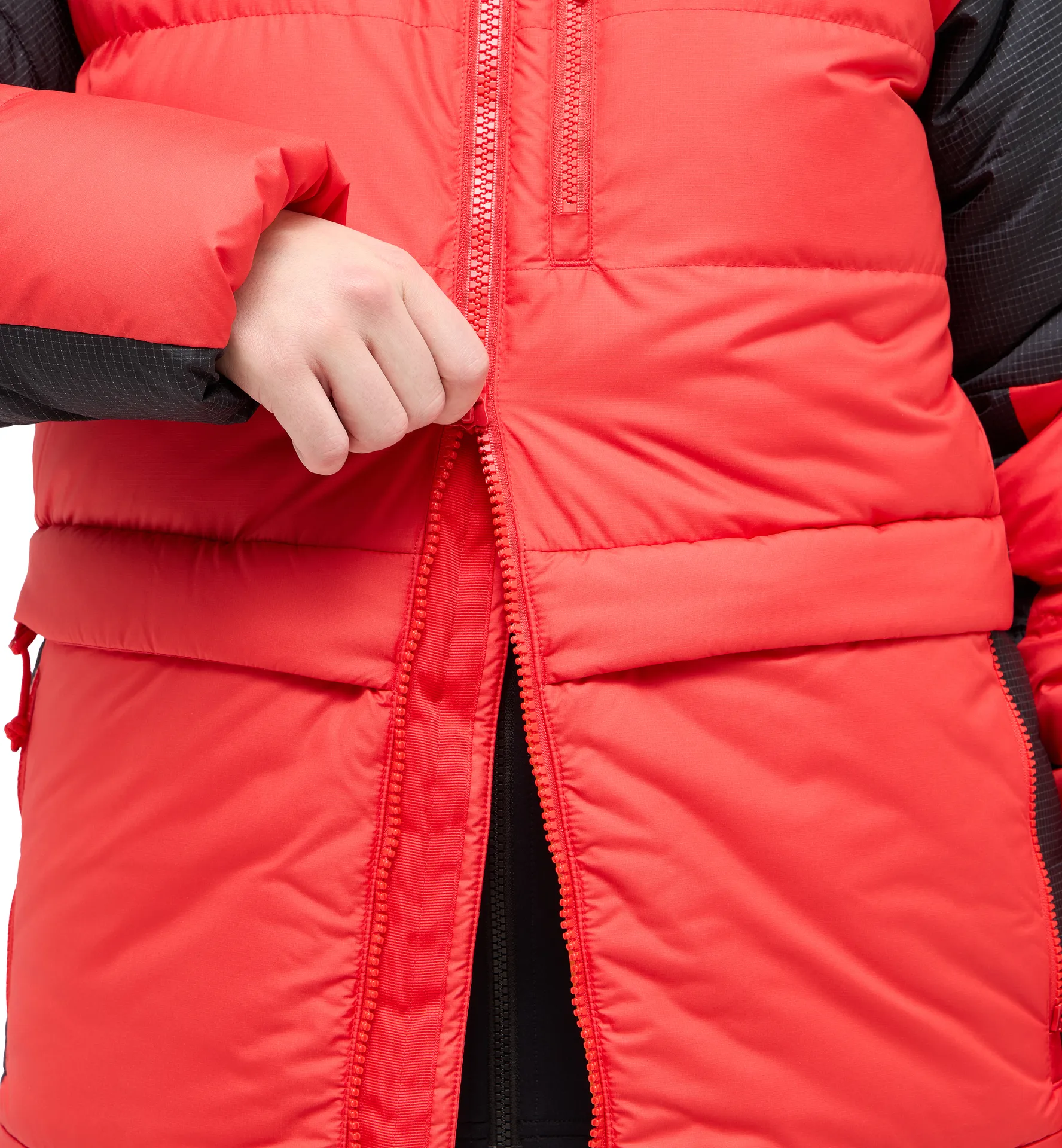 Riksgränsen Down 850 Hood Women Bright Red/True Black