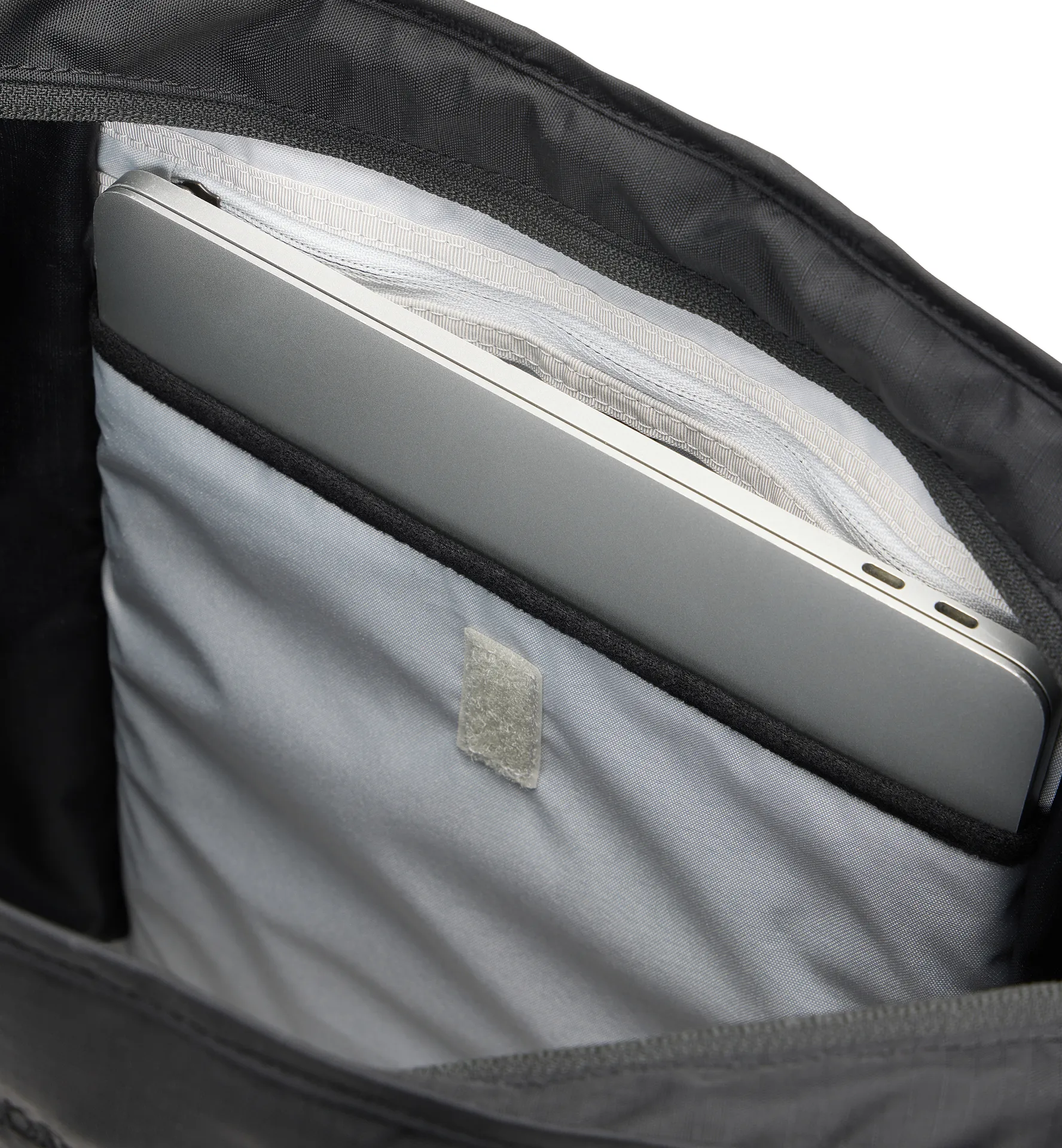 Tight Tote 25 True Black/Magnetite