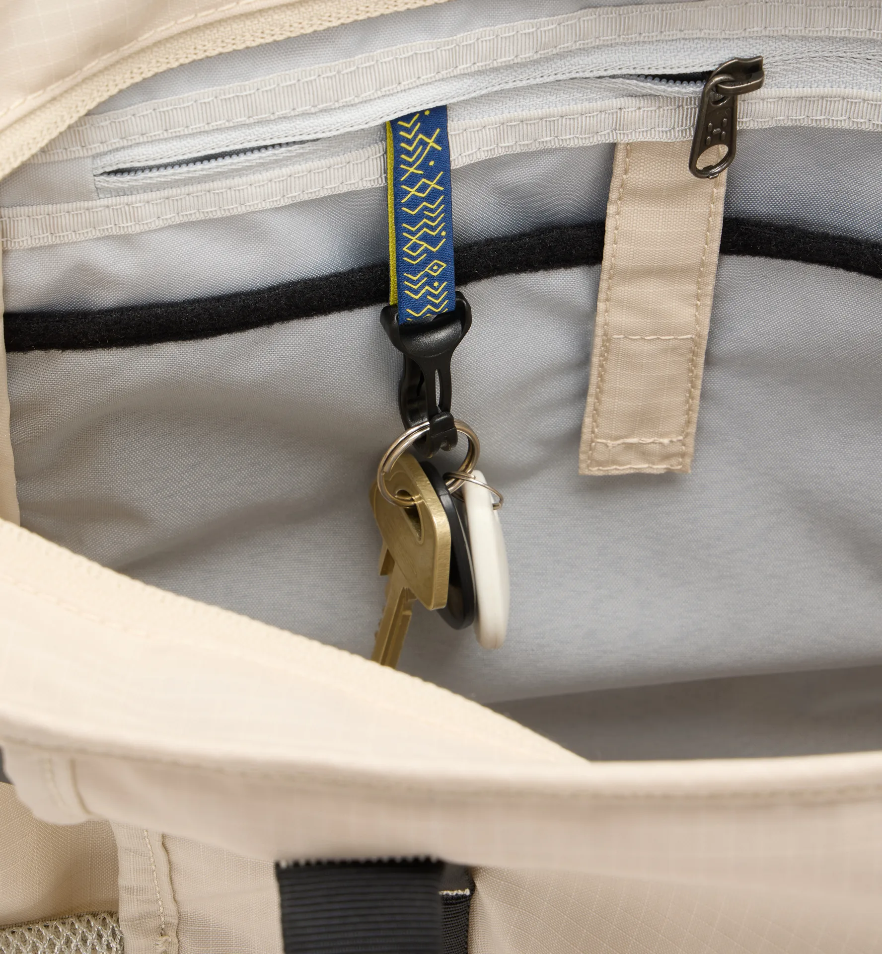 Tight Tote 25 Chalk Beige/True Black