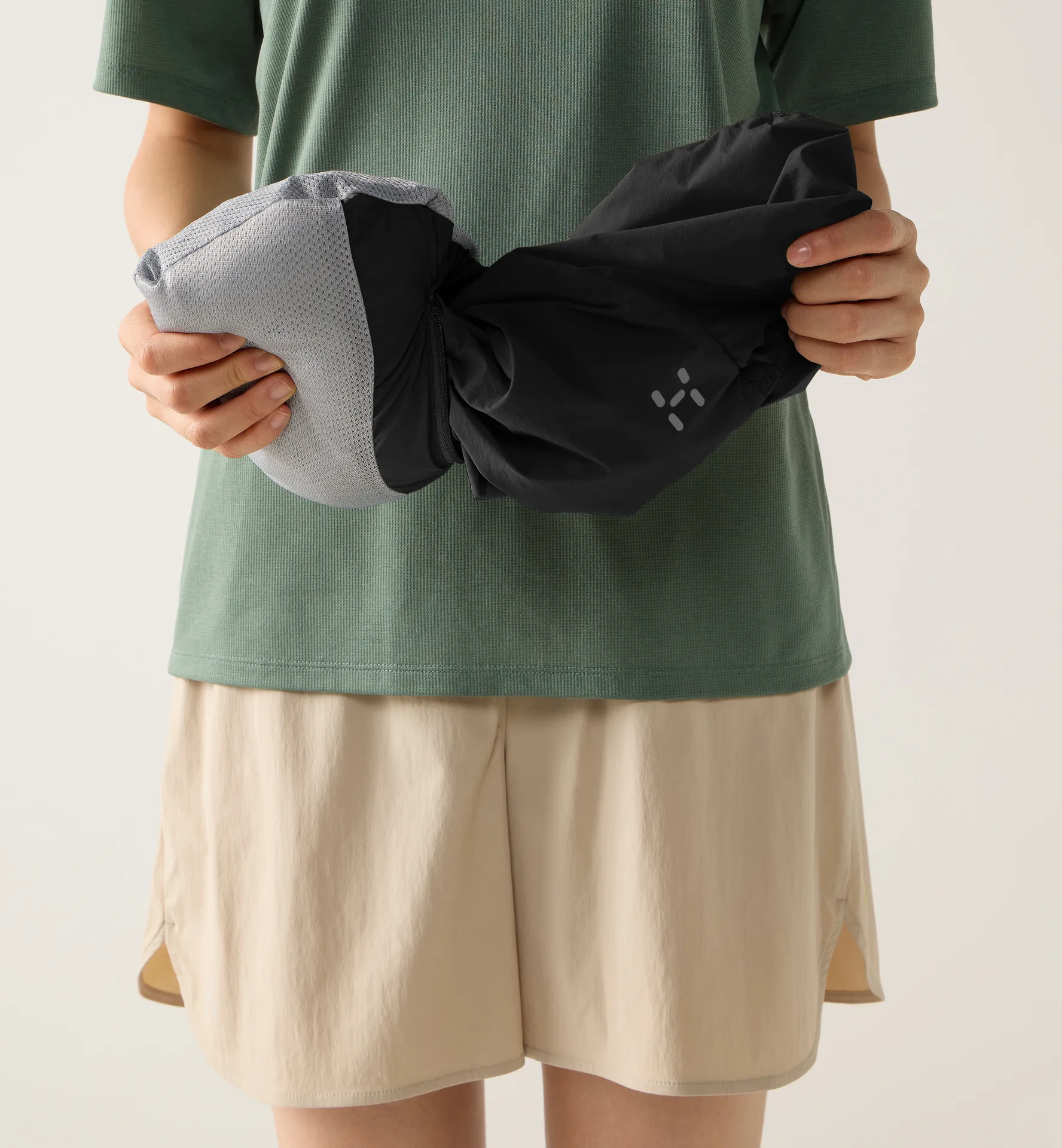 L.I.M Mimic Barrier Hood Women True Black