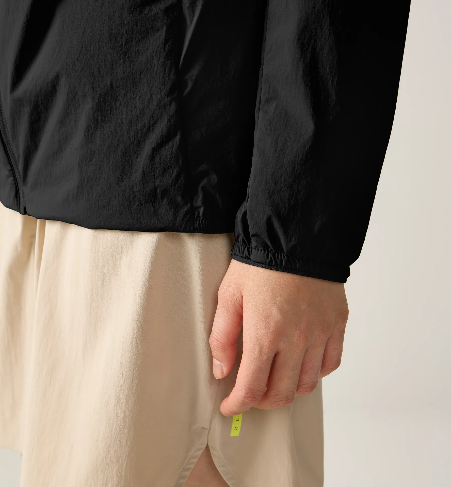 L.I.M Mimic Barrier Hood Women True Black