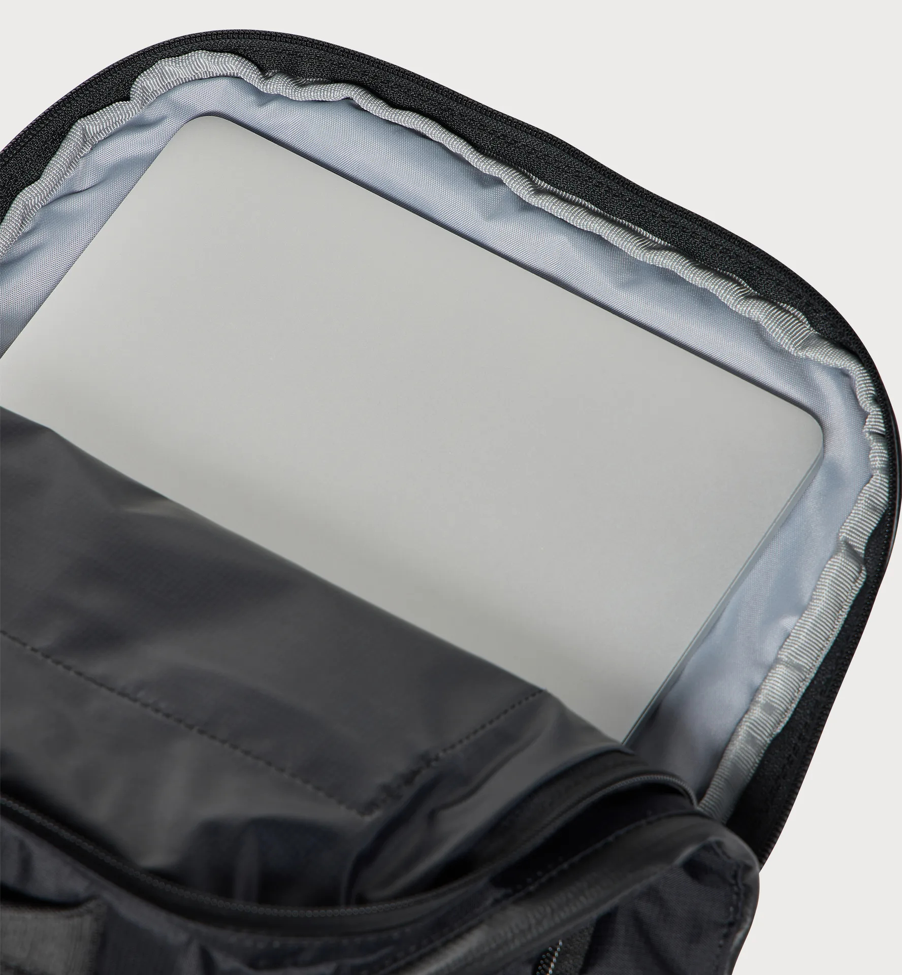 Vara 20L True Black