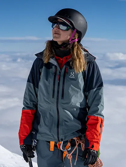 Tailer Gray Spinney in a ski jacket from Haglöfs.