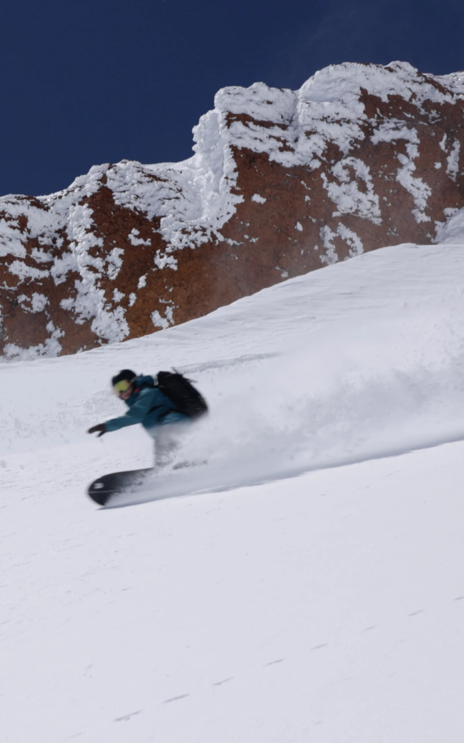 Haglöfs Outsiders by nature Tailer Gray Spinney snowboarding down a mountain