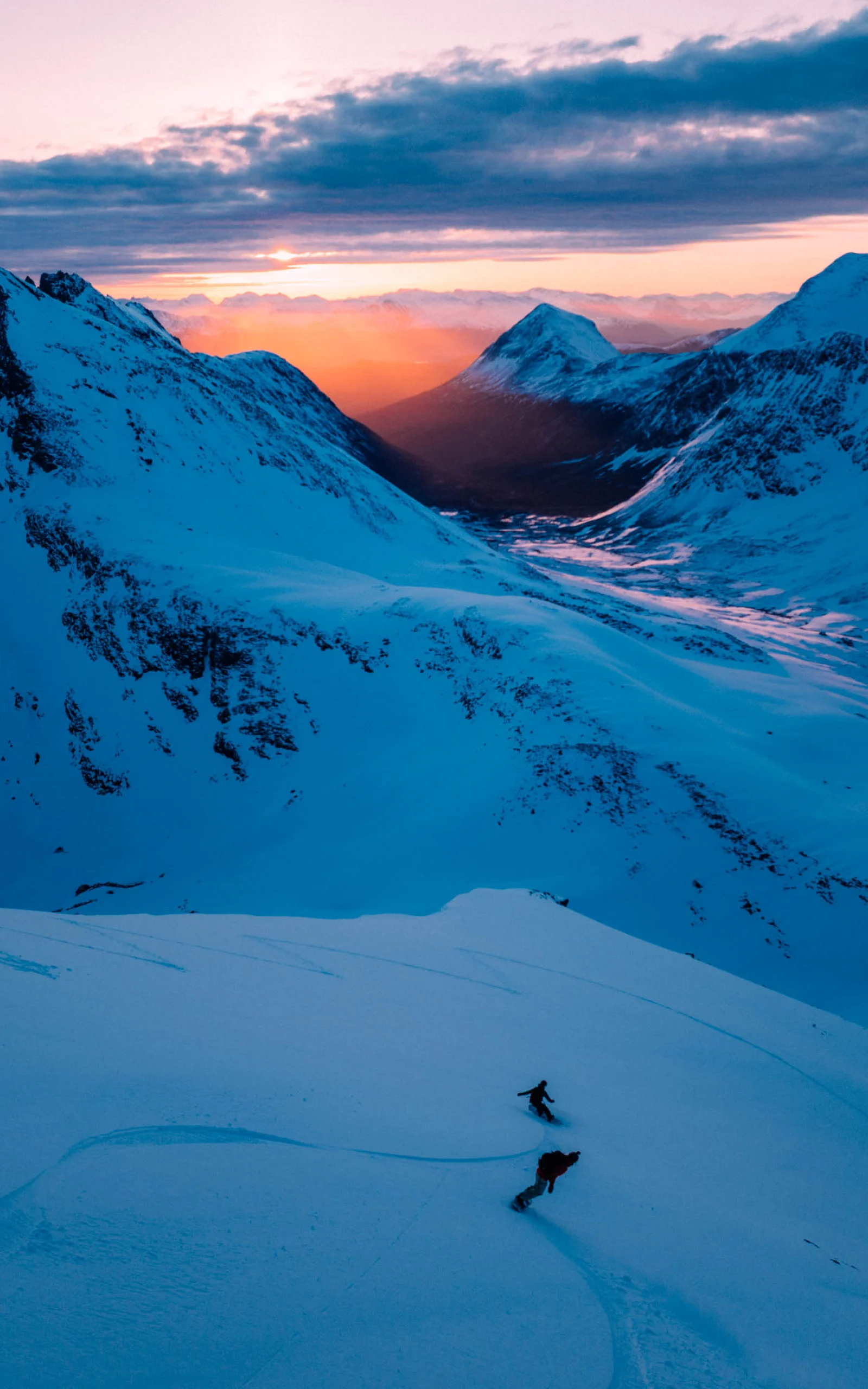 Haglöfs Outsiders by nature Henna Palosaari snowboarding down a mountain