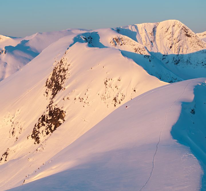 FW25 Alper Proof Skiing in the sunrise
