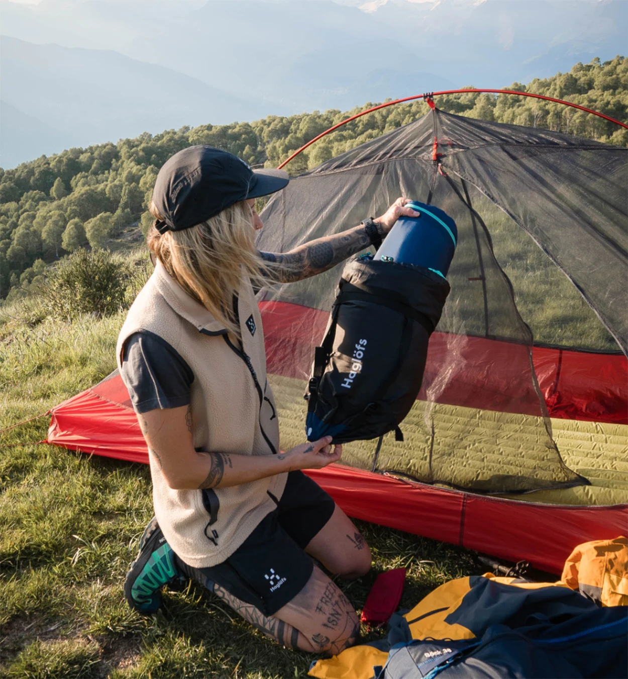 Haglöfs sleeping bag guide. Girl takes out her sleeping bag