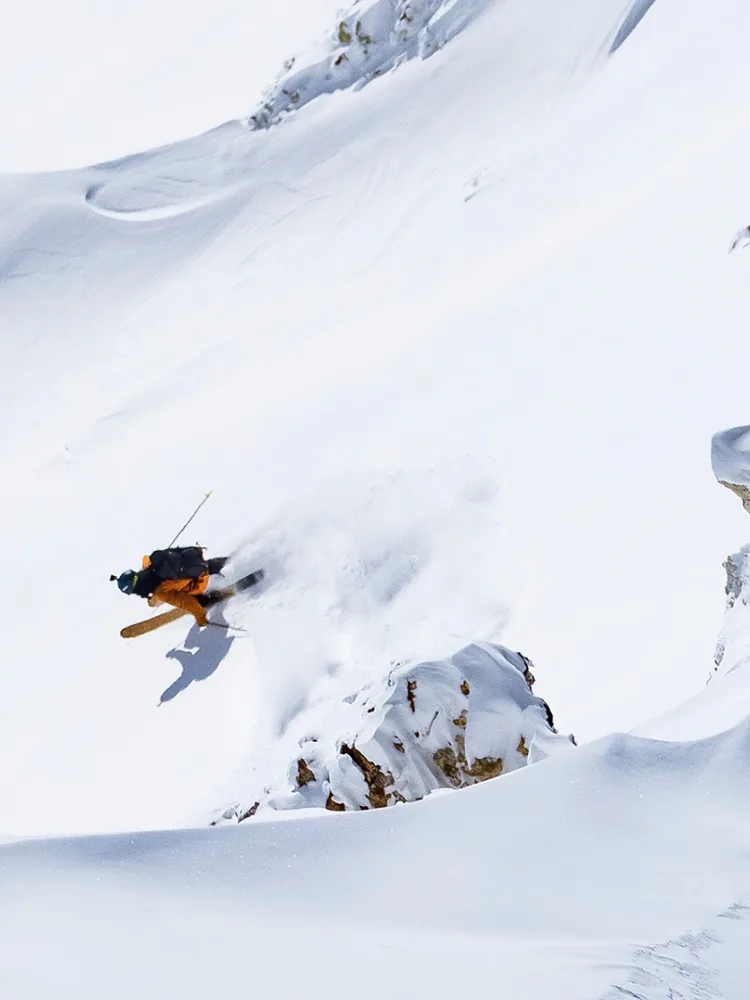 Tadahiro Yamaki skiing down a mountain.