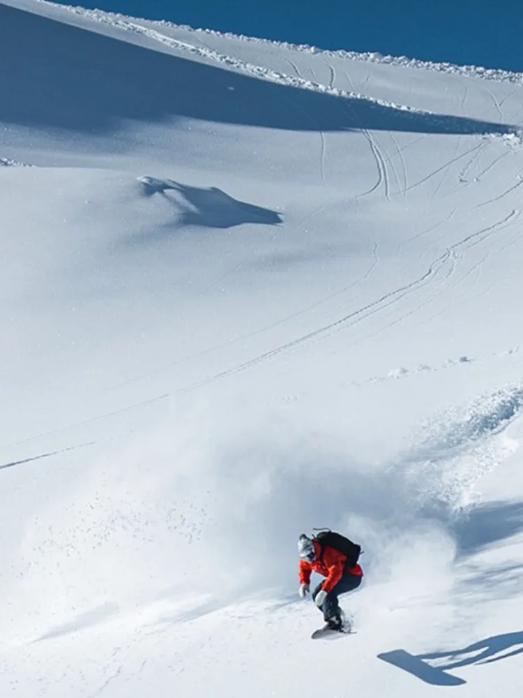Domi Tauber skiing down a snowy mountain