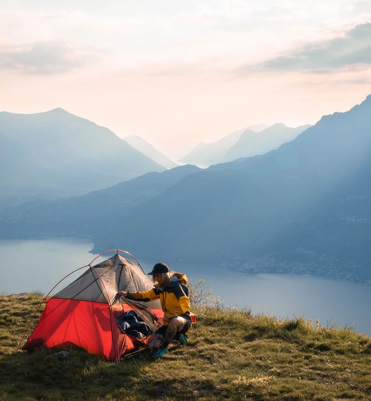 Haglöfs sleeping bag guide. Girl prepare her tent