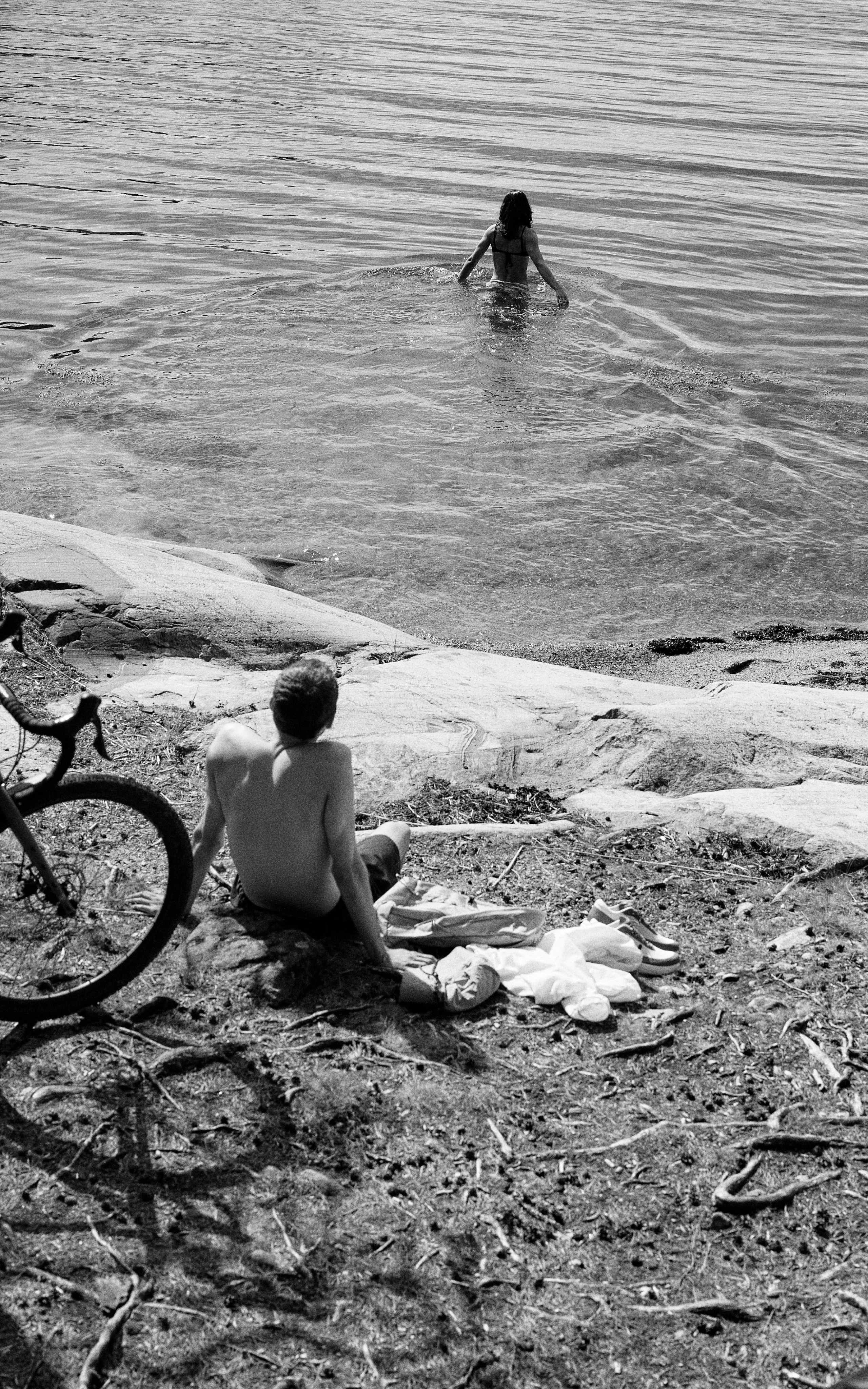 Haglöfs Leave no trace Girl swimming in a lake