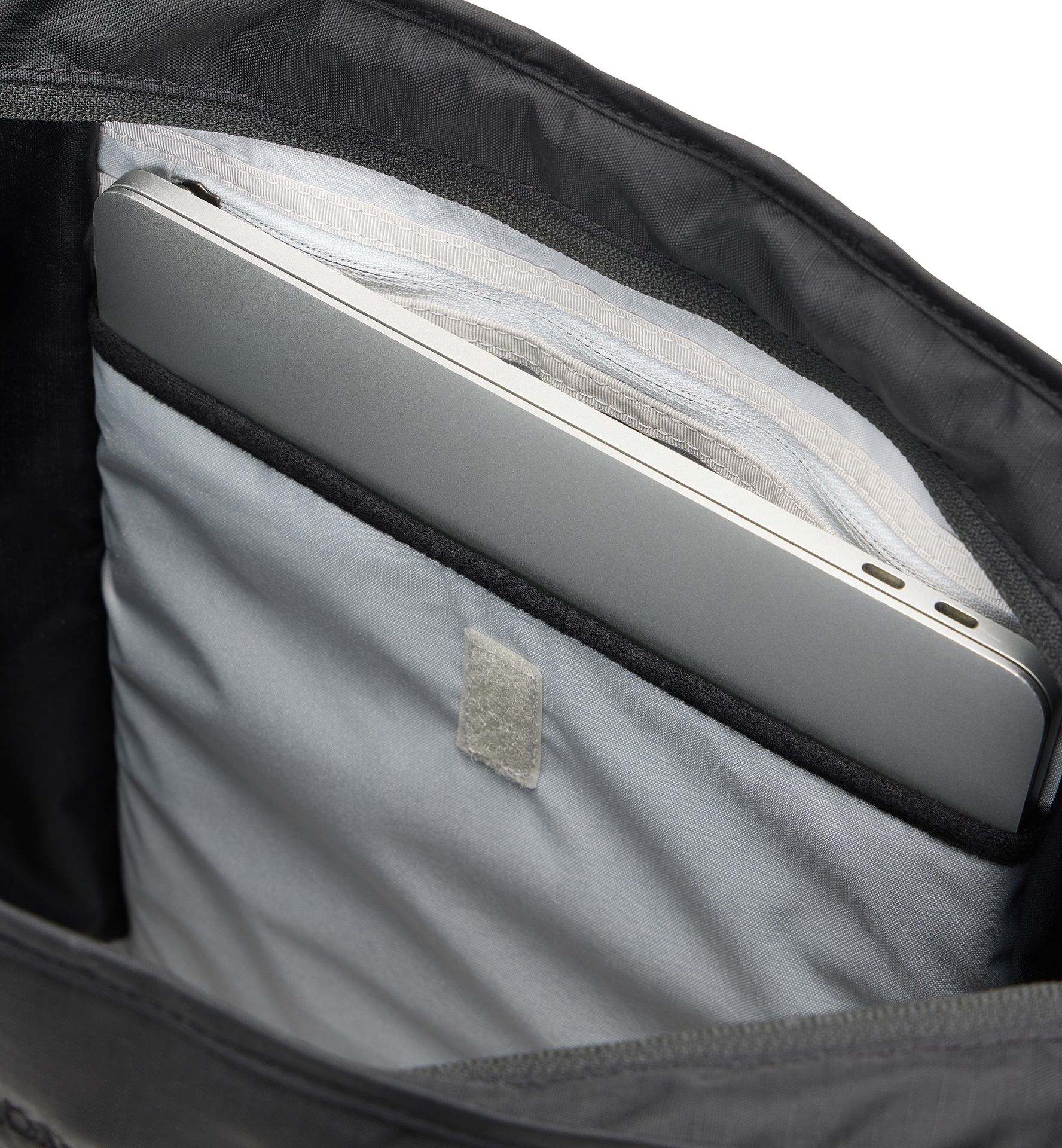 Tight Tote 25 True Black/Magnetite